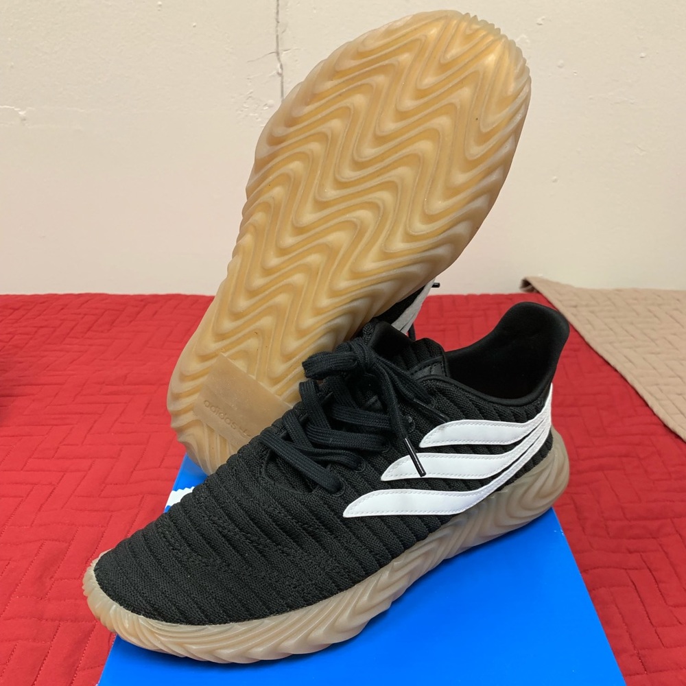 Adidas Sobakov sz 9.5 Black and Gum